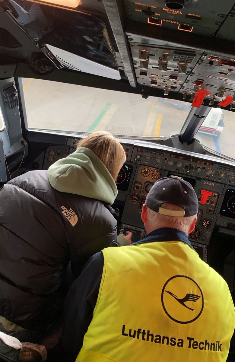 InitiativeNAT's tweet photo. Berufsalltag mit #Flugzeug - ob Luftgerätemechanikerin oder Ingenieurin #mintpink erhält Einblicke bei @LHTechnik 
@TUHamburg @UHHMIN @HAW_Hamburg @HCUHamburg @HSUHamburg
@HH_BWI @hh_bsb @hh_bwfgb @hamburginno @KoerberEdu @HamburgAviation https://t.co/Fz3lu2HVIv