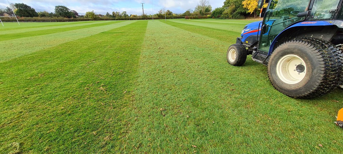 BloxhamGrounds's tweet photo. Got the @SISISMachinery Quadraplay on this morning on second team pitch got alots of dry dead crap in it so lowered the prongs down alittle and its pulled up loads of it π #GreatBitOfKit #TeamSisis #GroundsmansLife https://t.co/JR8HUJdJK0