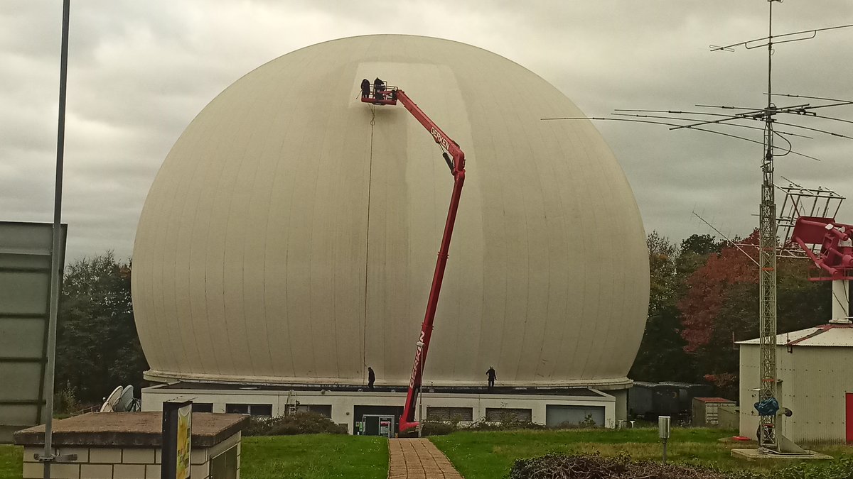 SternwarteBO's tweet photo. Das #Bochum er Weltraumfenster wird gereinigt und versiegelt. Die Lebensdauer des #Radom s der Sternwarte Bochum wird so erhöht. Damit können wir weiterhin Missionen von #DLR und #NASA mit  #AMSAT DL von Bochum aus begleiten.
Wir danken der #StadtBochum für diese Unerstützung https://t.co/d7lFB6NcvR