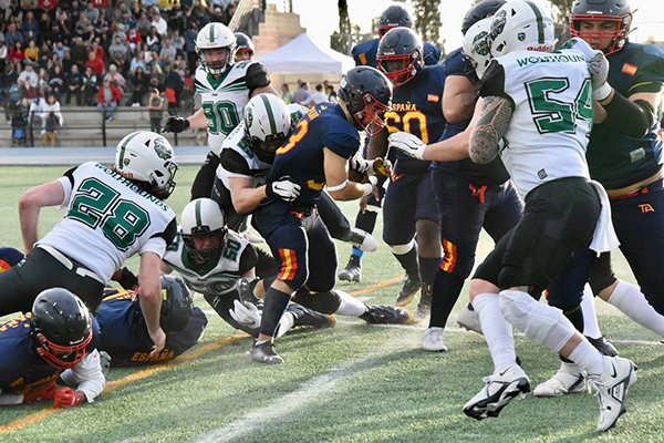 AytoPinto's tweet image. 🏈🍀Pinto, talismán en la victoria de la selección española de fútbol americano frente a Irlanda este sábado por 26-7. 

🏟️El estadio Rafael Mendoza acogió el triunfo de los nuestros en su camino hacia el grupo A. 

🔎Más información: bit.ly/3gq8KQQ

#VivePinto