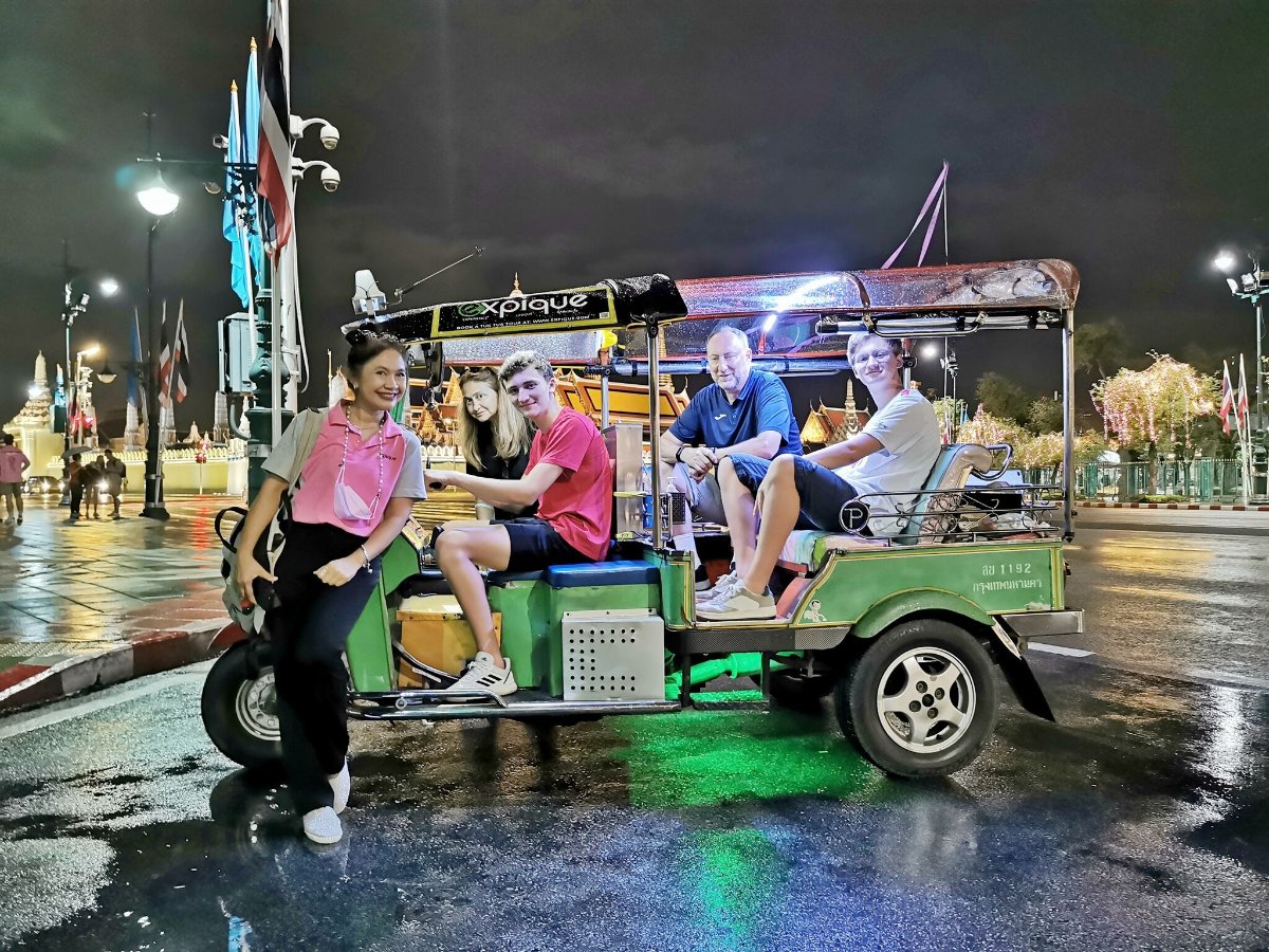 expique's tweet image. Looks like this group had fun with Guide Kung.  But where did the real tuk tuk driver go? 
#bangkoktuktuktour #newdriver #amazingthailand