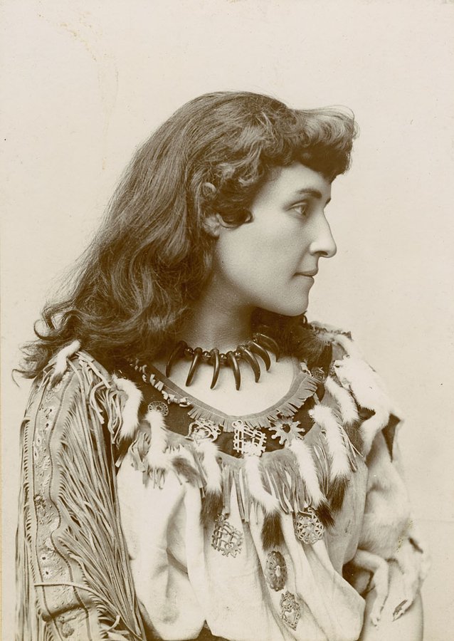Emily Pauline Johnson (1861-1913), aka Tekahionwake a poet, author and performer of Mowhawk and English heritage. A feminist who was an integral figure of Indigenous women's writing and performance #WomensArt