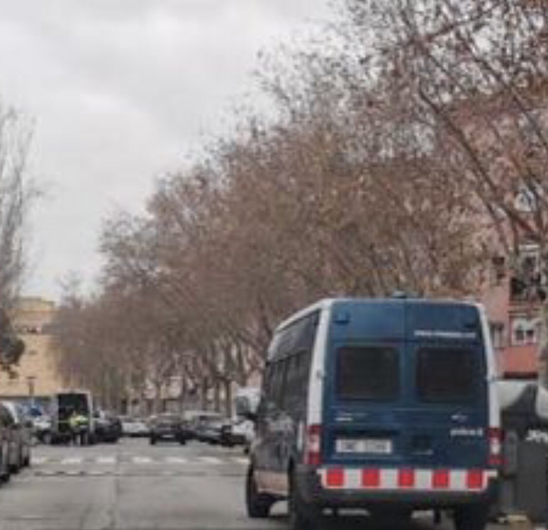 contrastado's tweet image. Un marroquí de 35 años mata a golpes a un hombre español de 49 en un piso de Badalona.
Le asestó un golpe con un tiesto de flores en la cabeza fracturándole el cráneo.
Se da la circunstancia que la víctima ha sido un gitano del clan “los peluos” y se espera que haya venganza!!!