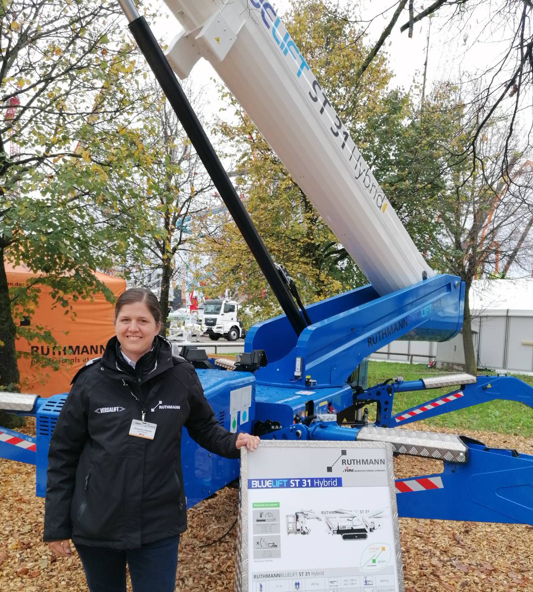 ABZ_News's tweet photo. Alexandra Ulbricht, Head of Marketing bei #Ruthmann, ist gespannt auf den #bauma-Messestart. Am Stand zu sehen ist unter anderem das #Bluelift-Modell ST 31 Hybrid. Auch über weitere Neuheiten informiert das Unternehmen auf der #bauma2022. jb
#baumalive #bauma2022 #Messe #ABZlive https://t.co/DiLvdsohCk