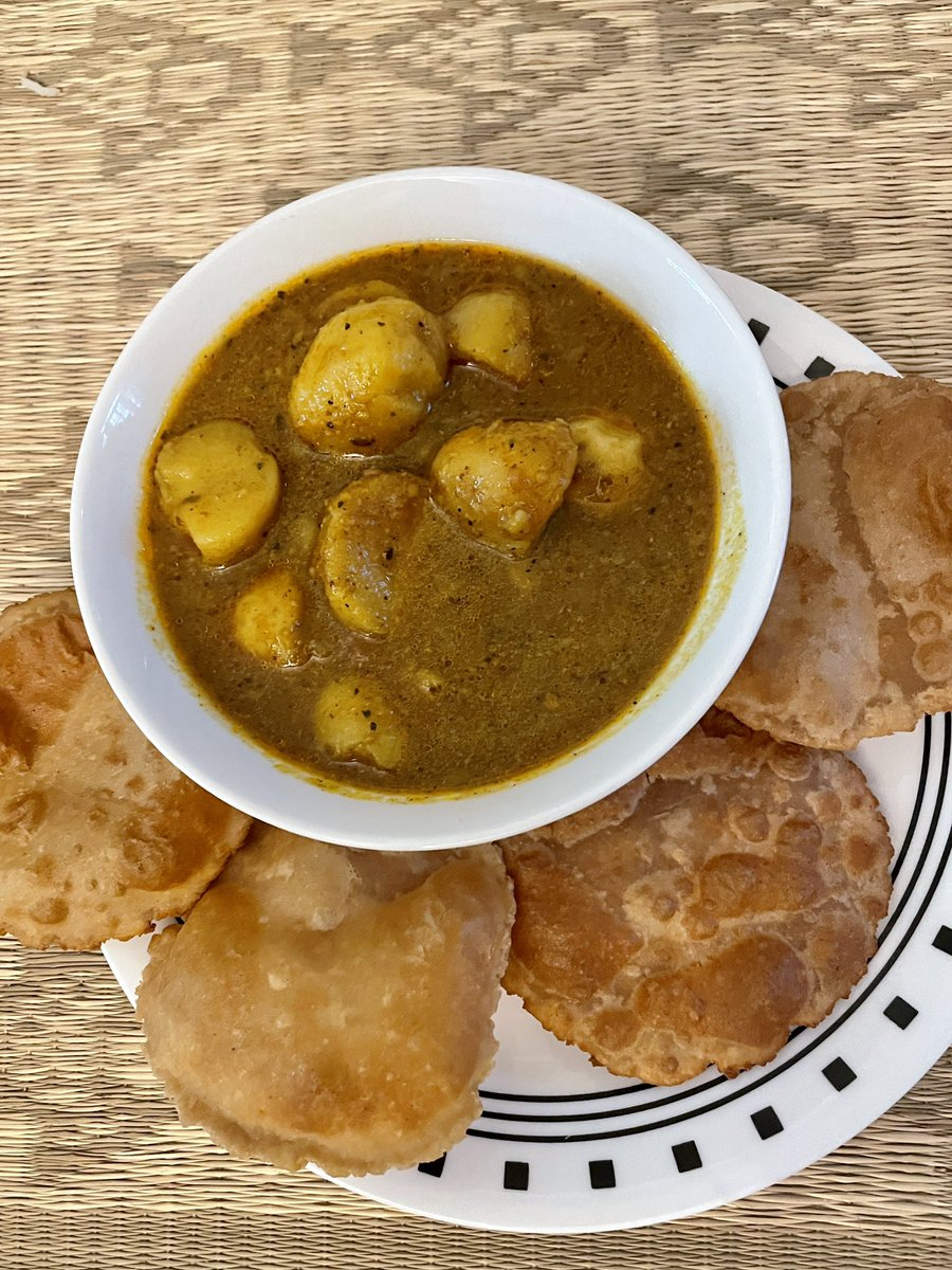 nivedita_bhasin's tweet photo. Wishing all my friends and family a very happy #Deepawali
#Harsingar from my garden
And lunch made by yours truly… #BesanKaLaddoo #Mathris #Kachoris and #AlooDum (Mummy’s recipes!! And Chandana’s mother’s motivation. @0dc21330495d4b2 https://t.co/7HXrxj2XrO