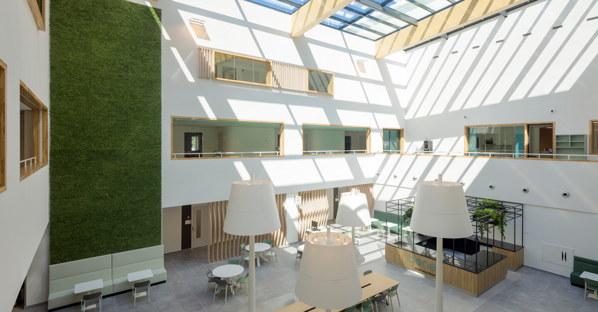 Op de <a href="/dutchdesignweek/">Dutch Design Week</a> toont orthopeed Dr. #AernoutLangeveld zijn elegante #squatable. Het onderstel is geïnspireerde op de gewrichten van het menselijk been. Tijdens een brainstorm heeft hij kennis opgehaald bij #architect #MarijkeVeryser van <a href="/EGMarchitecten/">EGM architects</a>.

@langevelddesign