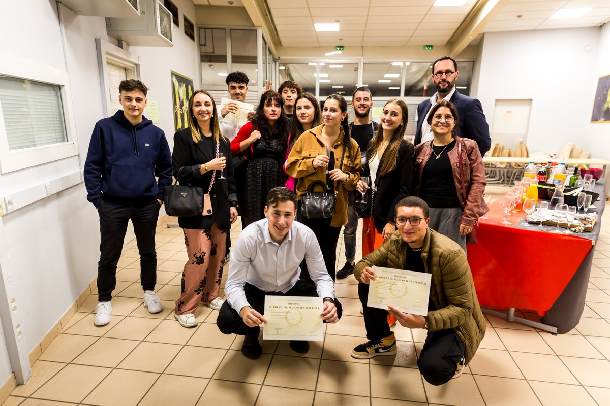 lycee_saliege's tweet photo. Soirées retrouvailles pour tous nos étudiants diplômés des BTS commerciaux 2022 du @lyceepostbacsaliege
#bts #saliege https://t.co/lI9glS5zmJ