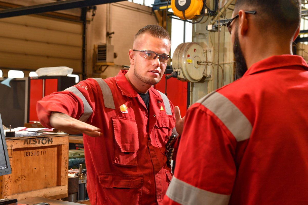 Shell_Pernis's tweet photo. Inclusie komt met uitdagingen. Wat als je doof bent? Stefan de Visser is doof. En toch werkt hij op Pernis in de Centrale Werkplaats, met draaiende machines en bewegende delen. Lees meer 👉🏻 https://t.co/amW1J2tXct https://t.co/iTuk2E1JX1