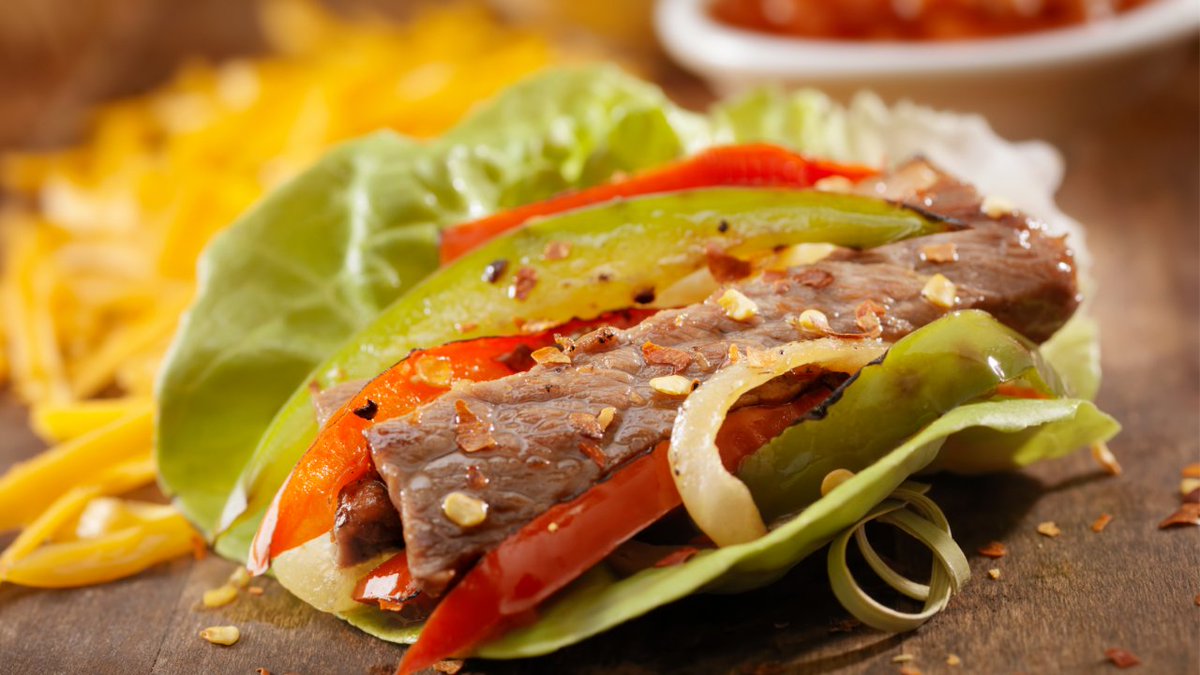 comerbeber's tweet photo. Si quieres algo más ligero, haz fajitas de carne asada añadiendo tiras de pimiento y cebolla fritas, pero usa hojas de lechuga en vez de tortillas de harina.
Adapta la receta para hacer fajitas https://t.co/ywQOWvevLG
#comidaligera #fotosdecomida #sobras https://t.co/no3DdsC7WI