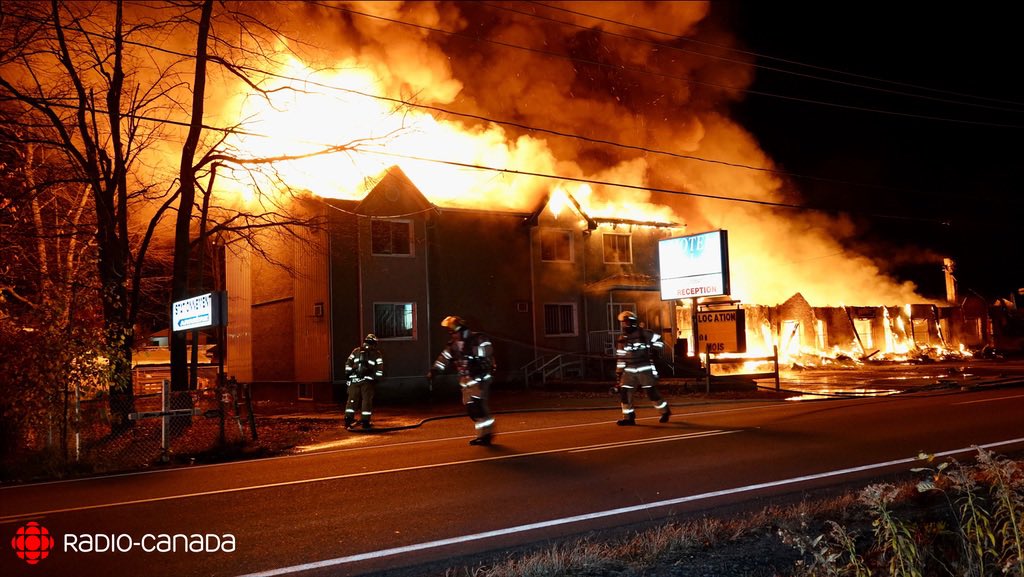 DERNIÈRE HEURE | Embrasement généralisé du Motel du Lac à l’Épiphanie. Une quinzaine de personnes ont dû être relocalisées par la Croix-Rouge.#rcmtl