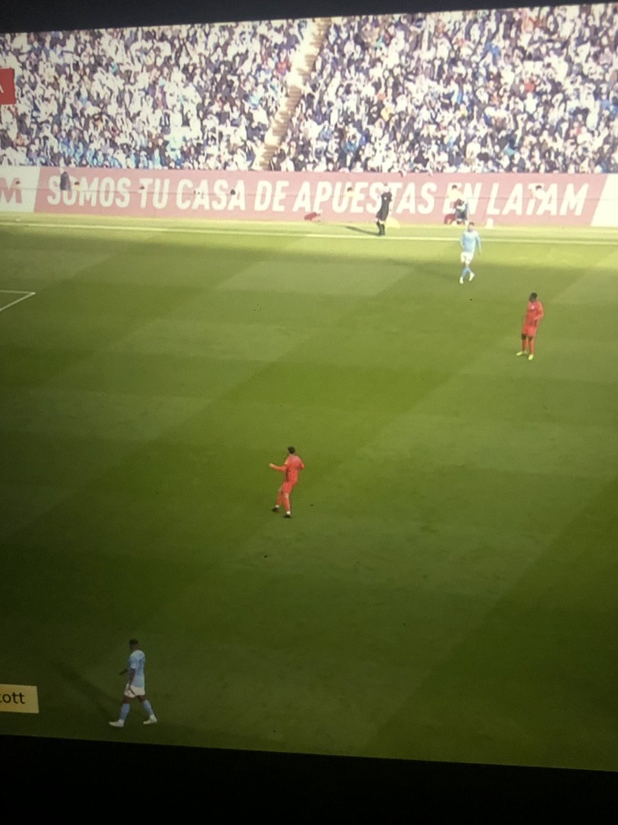 Zak04L's tweet photo. Vi este anuncio en español mientras miraba el fútbol.  Creo que anuncia una empresa de apuestas española, pero fue durante un juego en Inglaterra. @HSLingLands https://t.co/P0yIPorZQt