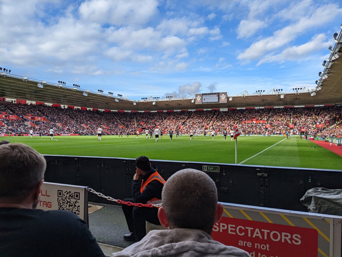 Very lucky to be asked to accompany <a href="/PiltonBluecoat/">Pilton Bluecoat Academy</a> on a school trip to watch Southampton Vs Arsenal, great game to watch and goals are our end 👌
Make sure you watch match of the day kids as our group &amp; the pigeon feature quite a lot! 😂😁⚽👍