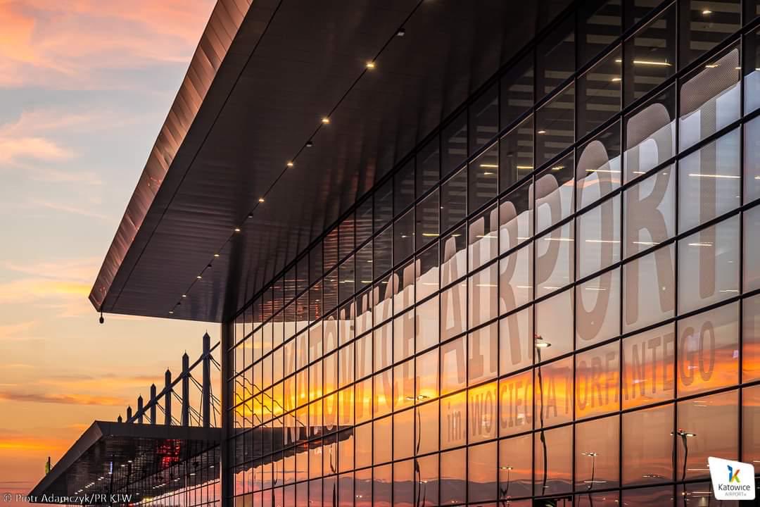 JakubChe's tweet photo. Z mojej inicjatywy #SejmikŚląskie przyjął apel do rządu RP w sprawie przekazania lub kupna dla #Śląskie akcji #GTLSA @KatowiceAirport to lotnisko, które dynamicznie i bardzo dobrze się rozwija.Z @KrupaMarcinpl złożyliśmy Węglokoksowi ofertę podjęcia rozmów nt. przejęcia udziałów. https://t.co/yKZ66AxjGH