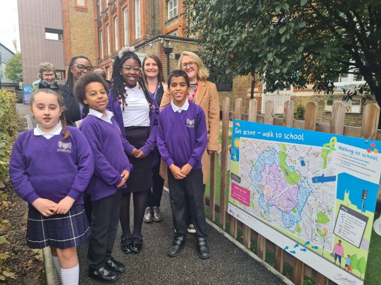 Families are being encouraged to ditch the wheels and walk to school thanks to a collection of colourful ‘walking maps’ specially designed for 27 schools in #Southwark. @lb_southwark @Galleywall_CoLA southwarknews.co.uk/news/environme…