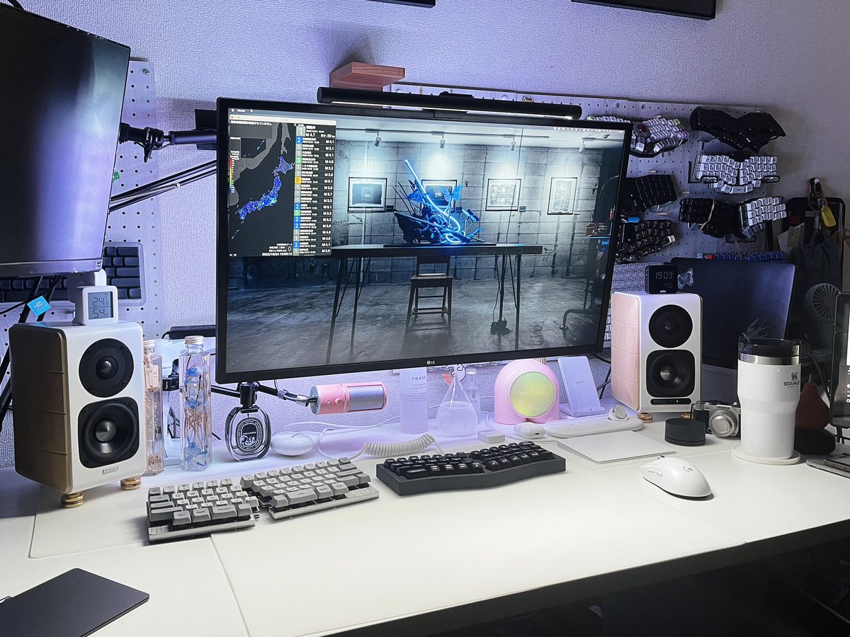 cdbk's tweet photo. 息をするようにモノが減っては増えていくデスク
#お前らのPCデスク周り晒してけ
#自作キーボード #7sPro #lain_kbd https://t.co/UzSduqLHCc