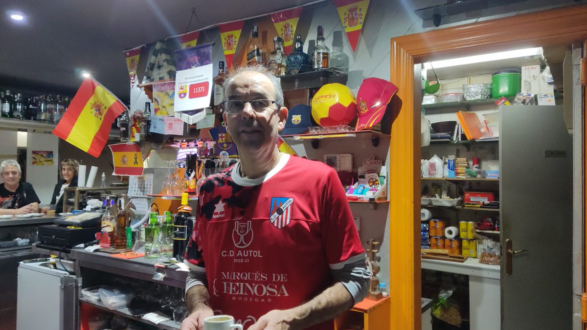 RadioRioja's tweet photo. 📻 ¡No podíamos faltar! #HoyporHoyLaRioja comienza este lunes con el sorteo de la Copa del Rey desde Autol 

📻 @Esti_Puy y @Ruben_Domingos te llevan la emoción desde el Bar Jake Mate. ¡Vamos @cdautol!

📌 99.8 FM / 93.7 FM / SER+
📱 APP 
💻 https://t.co/QXWF72AhjV https://t.co/yc9fXXJDFe