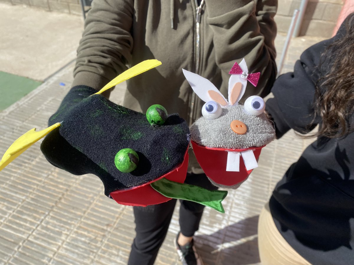 Uec_Almacelles's tweet photo. Primer gran projecte del taller Artístic. Hem titelles amb mitjons. Les podríem utilitzar per a fer un #APS a la Llar d'infants del poble oi? Seguirem informant.... #alauecfemcoses #titelles #creativitat #planificacióvsimprovització https://t.co/yY1eLsutDb