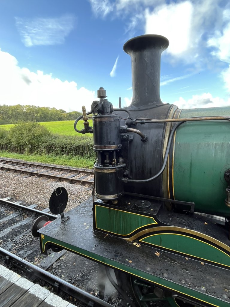 robertflute's tweet photo. Excitement 42 - here she is #Calbourne @IslandLineUK @IWSteamRailway @emt_uk @nickolls_andy @Fellows3Tim https://t.co/p9jFj1XqQo