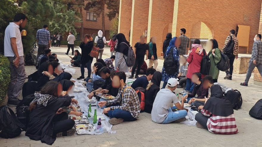 OutFarsi's tweet photo. شما هر کاری بکنید نمیتوانید جلوی این انقلاب را بگیرید.
زیبایی ببنید و برای نخبگانمان دست بزنید. جانم فدای ایرانی که شما فرزندانشین
#مهسا_امینی https://t.co/bYaT8G3SO8