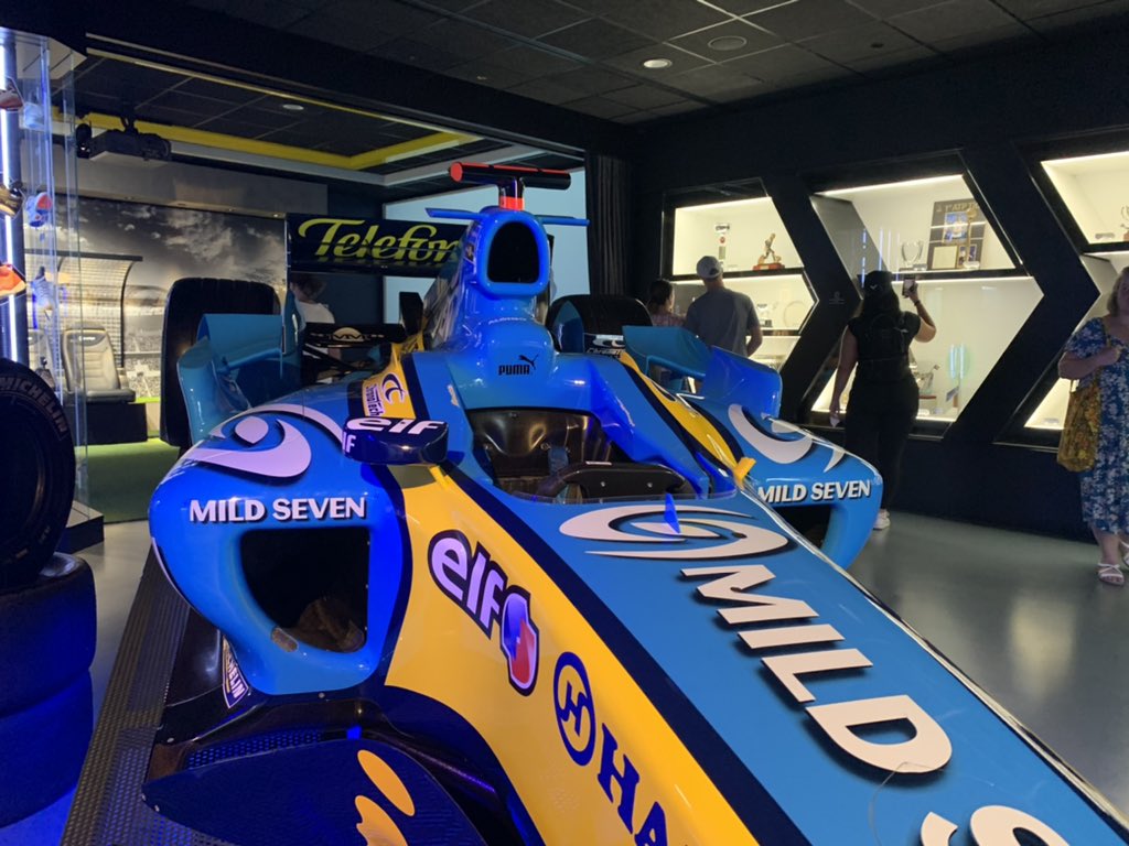 Ups! 🫣 Acabamos de ver que a nuestro coche de <a href="/alo_oficial/">Fernando Alonso</a> en el Rafa Nadal Museum también le falta un retrovisor. Esperamos no ser sancionados por la FIA 😅