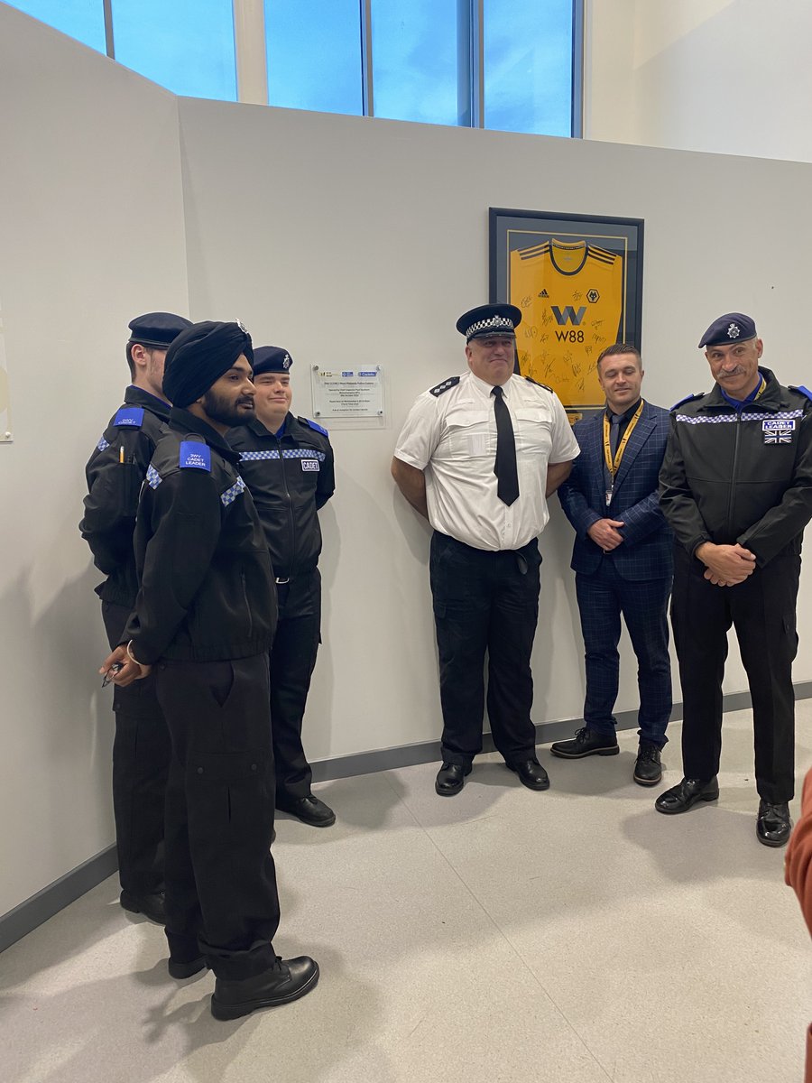🚨Last week saw the 'Official Opening' of our new Unit in Wolverhampton: 3WV @wolvcoll. Our Cadets all looked incredibly smart and were a credit to the scheme. Thank you to @wolvcoll @BilstonWMP and CI Southern for your support in opening this unit. @WolvesPolice @WMPolice 🚔🥳