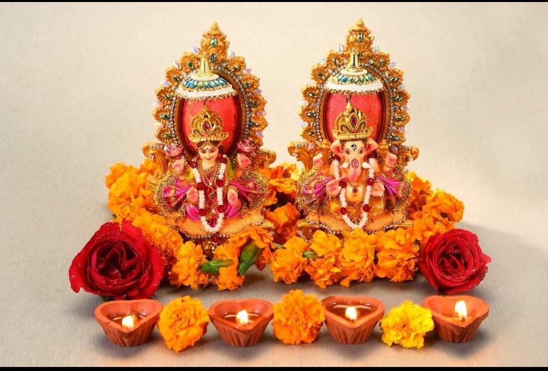 भगवान  लक्ष्मीनारायण  की कृपा से इस पावन पर्व पर आप को आठों सिद्धियां, नौ निधियां और चारों पुरुषार्थ की प्राप्ति हो । साथ ही सुख, समृद्धि, आरोग्य,यश और कीर्ति की भी अनवरत प्राप्ति हो धन,वैभव,यश,ऐश्वर्य के साथ दीपावली पर माँ महालक्ष्मी आपकी सुख,सम्पन्नता,स्वास्थ्य में वृद्धि करेंl