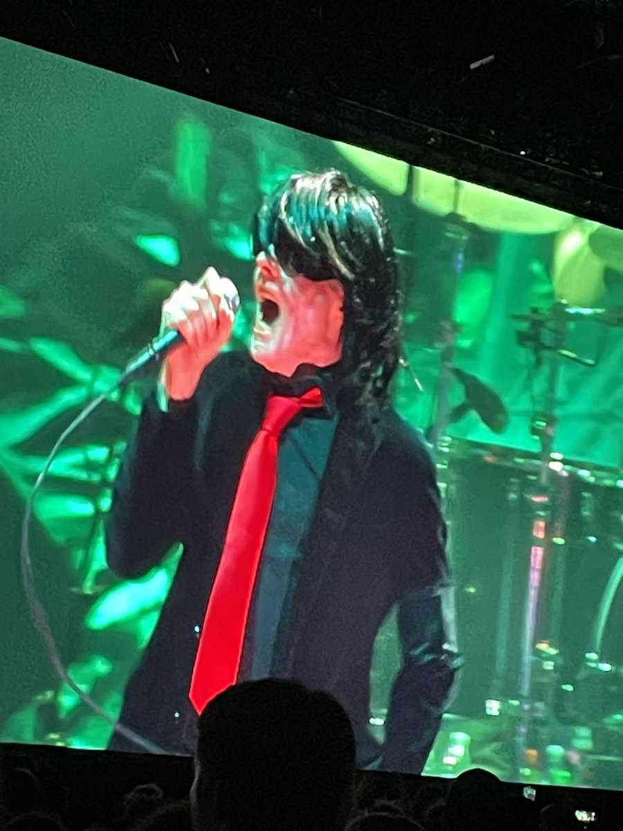 emonitela's tweet photo. MY CHEMICAL OLD MANS https://t.co/5iNhtlV7b6