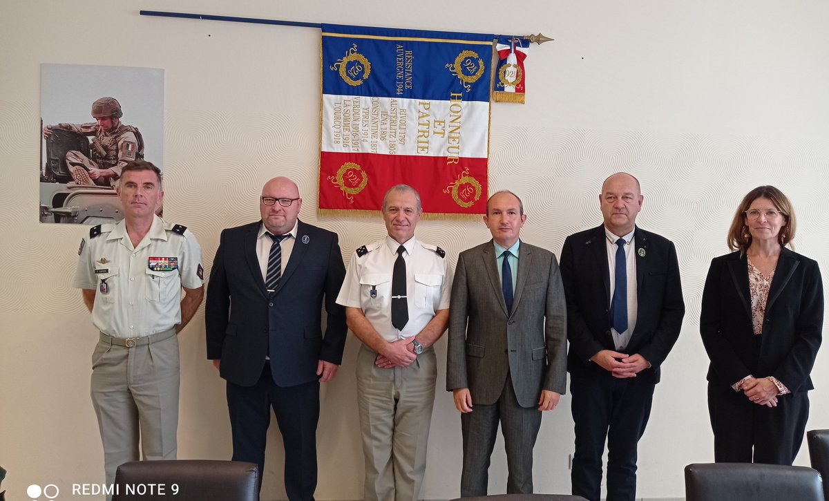 Edef_Clermont's tweet photo. Visite de commandement du #CSNJ Clermont-Ferrand par général Daniel MENAOUINE directeur #DSNJ
Riches échanges avec #trinomeacadémique sur mise en oeuvre de politique @Armees_Gouv à destination de la jeunesse
➡️#citoyenneté #engagement #memoire
➡️#CDSG
➡️#SNU
@DSDEN_43 @Dsden_15 https://t.co/NMySAg5Ukp