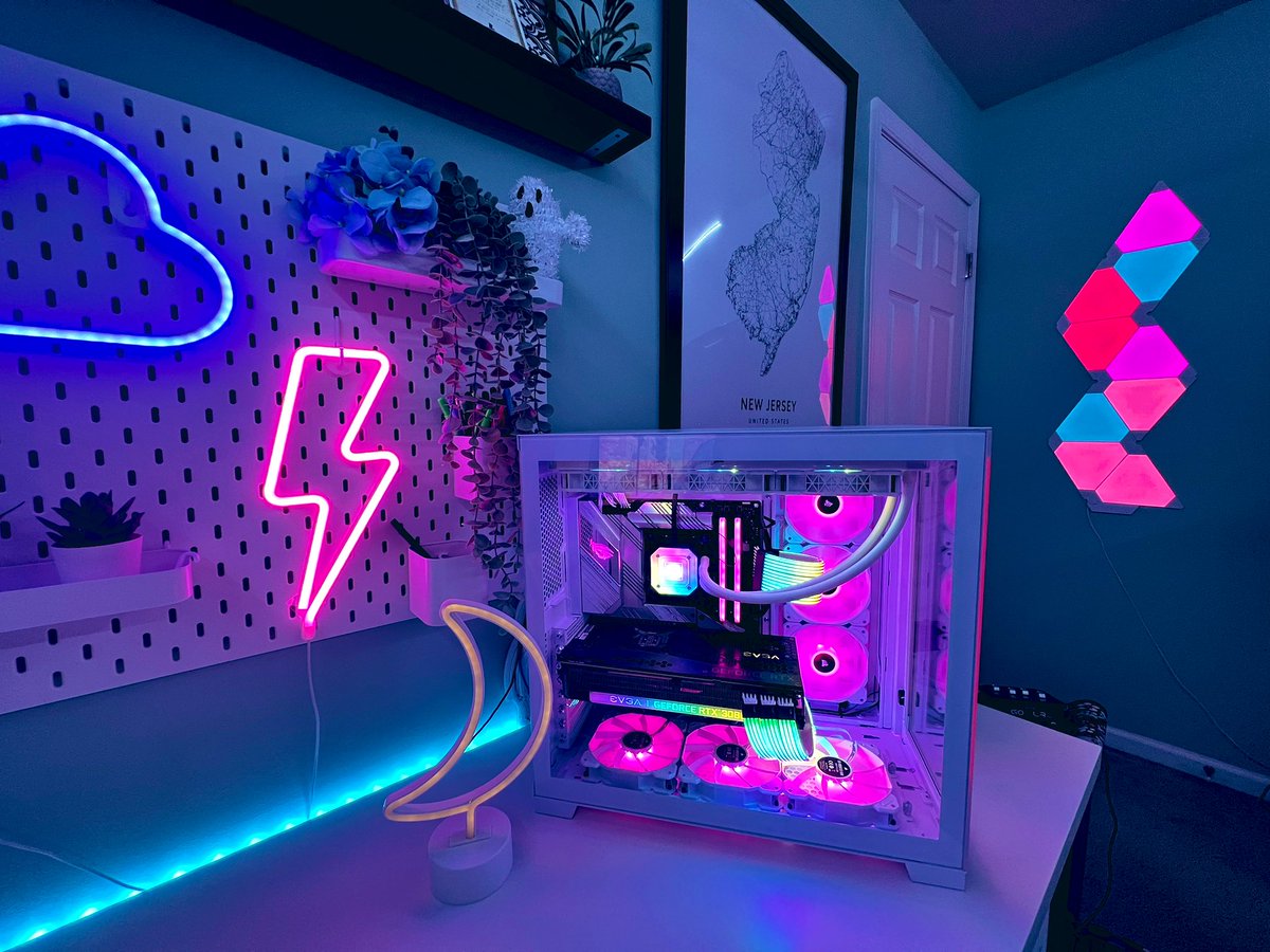 wh1tsy's tweet photo. MY SETUP IS COMPLETE after months!Now I just need a gaming chair 🥲 

Major shoutout to @antfalco_ for all your help in making this happen 💕 https://t.co/TH2CII7Ijf