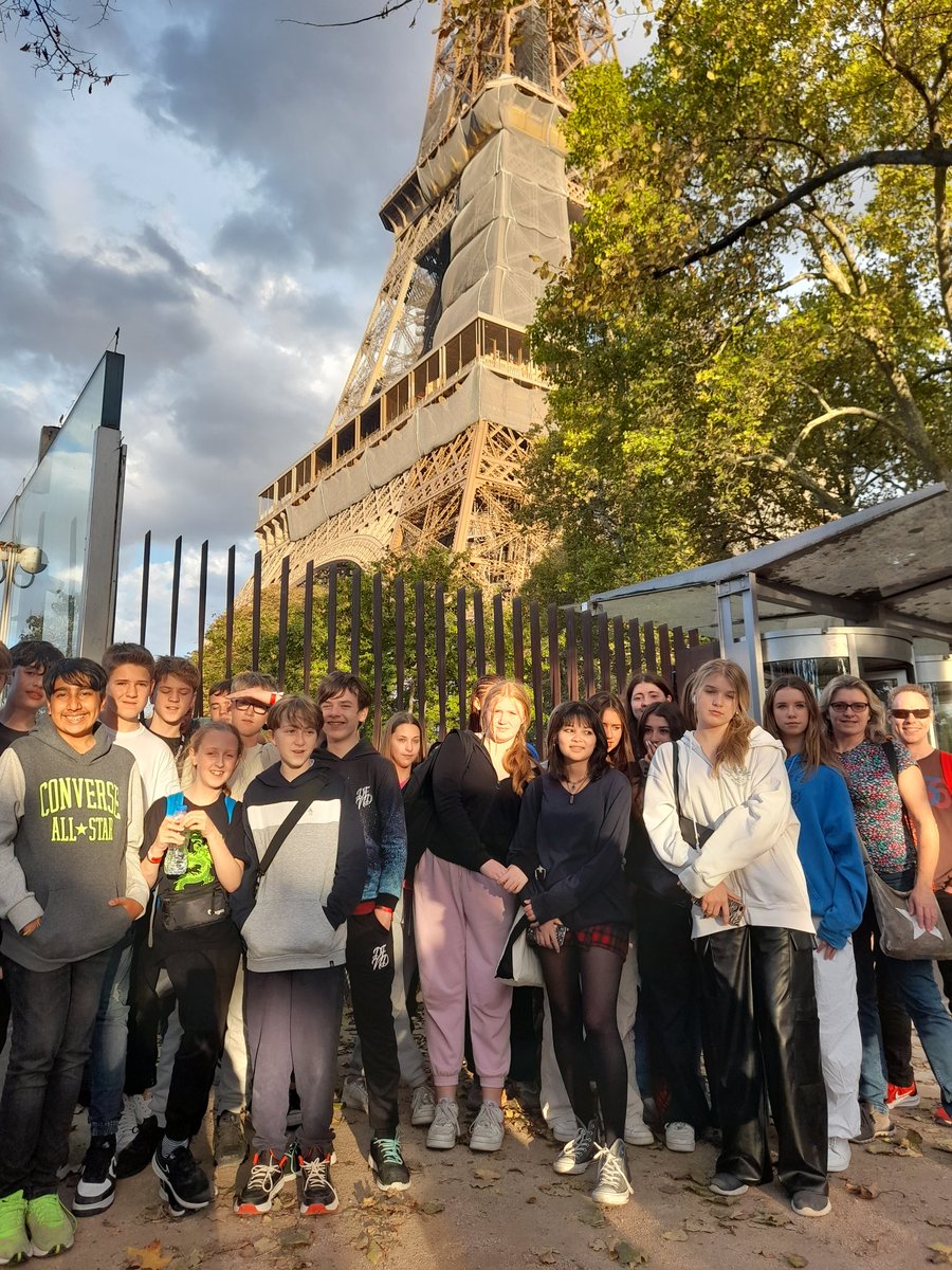CCSeniorTrips's tweet photo. Paris early eve #CCMFL #CCFrench https://t.co/lxX5ZBshOH