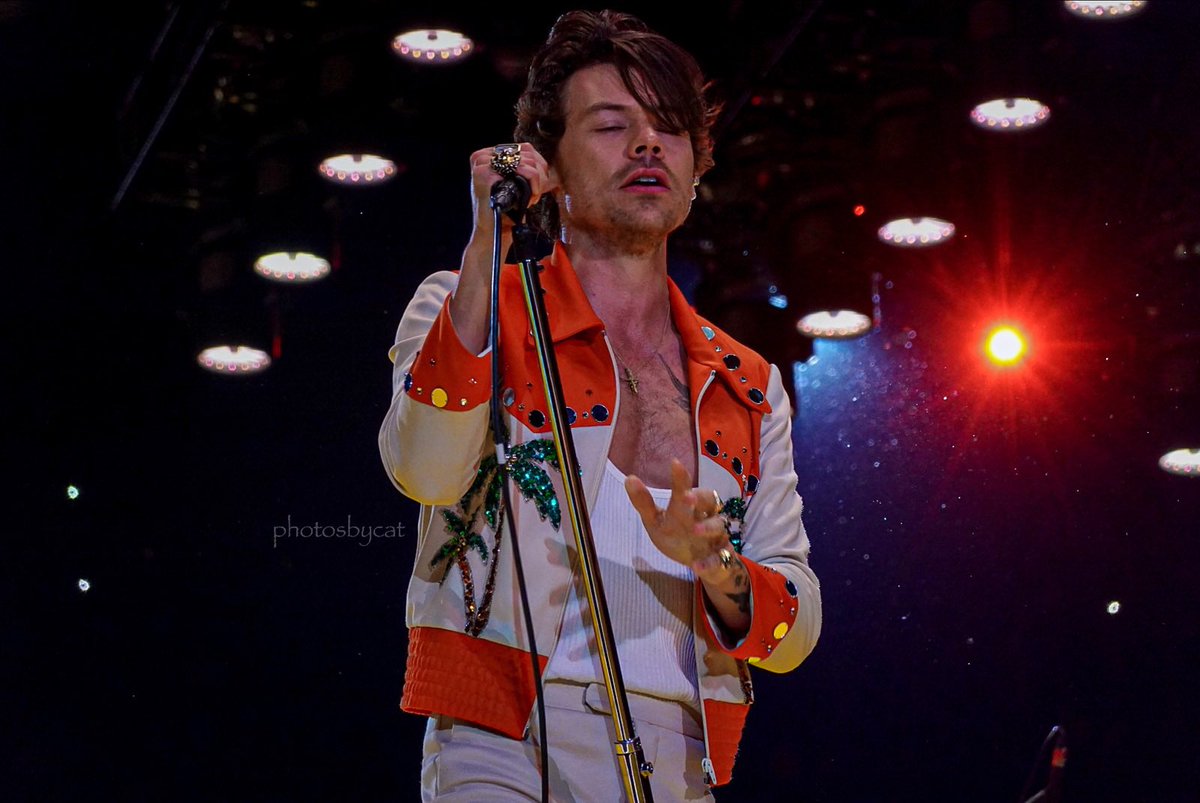 photosbycat's tweet image. harry styles 
love on tour: la residency 1 
10.23.22