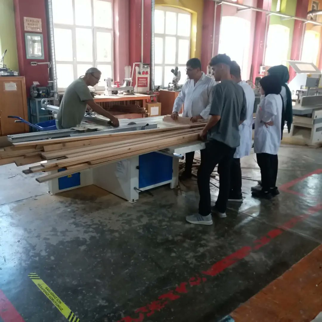 Okulumuz öğretmen ve öğrencileri "Köy Yaşam Projesi" kapsamında Kuyumcular İlkokulunun gerekli tamiratlarını yaparak okulun eksiklerini gidermiştir. Bu anlamalı çalışmaya katkı sağlayan döner sermaye işletmesi bünyesindeki tüm öğretmen ve öğrencilerimizi tebrik ederiz.