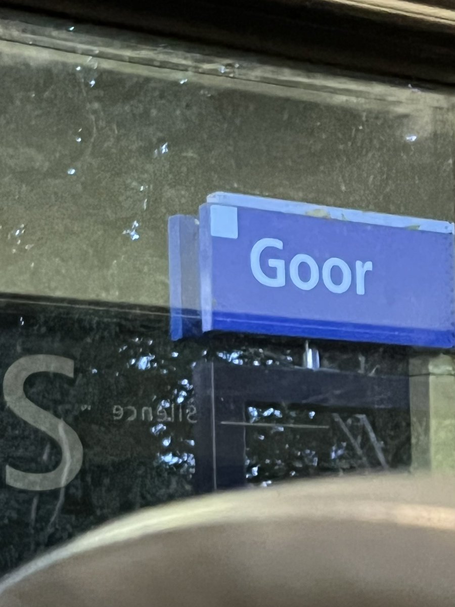 RoBart1971's tweet photo. treinleven:

het volgende station
is Goor
vergeet niet
uw persoonlijke spullen
en afval 
mee te nemen 

houdt 
goor schoon

#treinleven https://t.co/Zarjh4Lu7j