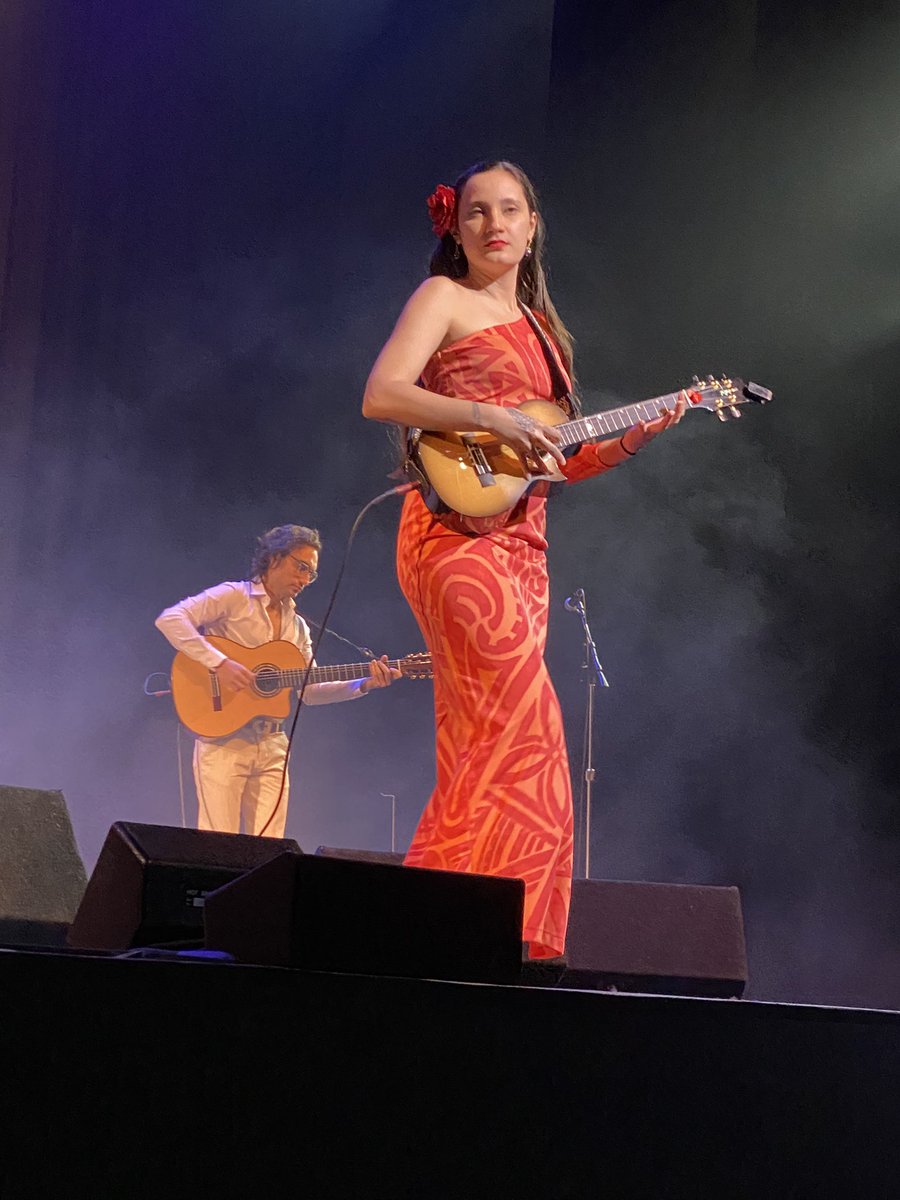 chikakoart's tweet photo. It was great to see #Taimane in live again! She killed it! She even covered my favorite Radiohead song “Reckoner.” 久しぶりのタイマネのショーは最高!フラダンサーも混じって#ハワイの風をLAで感じました。 #コンサート #ウクレレ #ukulele https://t.co/VjkzYtgKk3