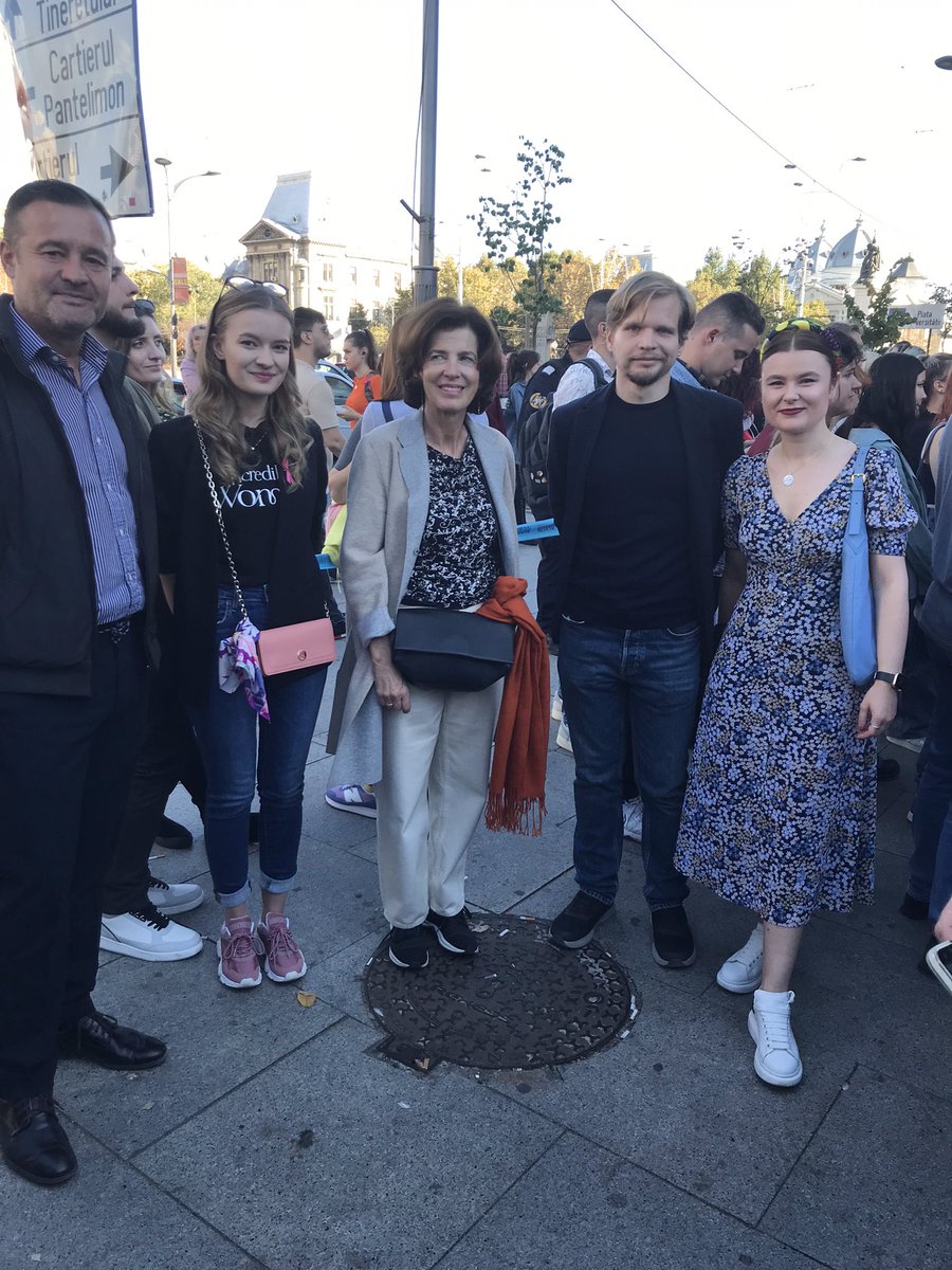 laurenceauer's tweet photo. Marche contre la violence faite aux femmes à #Bucarest organisée par l’ONG @CentrulF 21 ambassades signent l’appel “ensemble pour la sécurité des femmes” #prevention #education #protectionjuridique https://t.co/ziwt3cbxg1