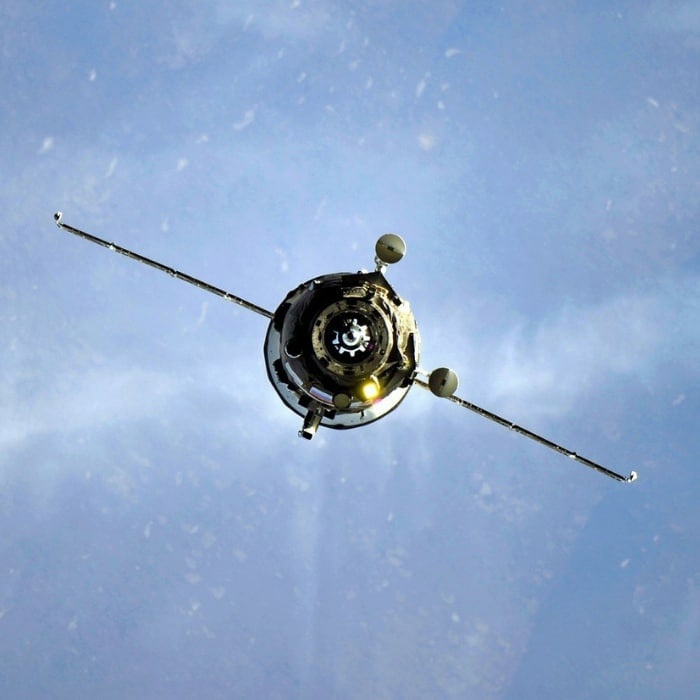 RevesdEspace's tweet photo. 🛰️ Le cargo #ProgressMS19 s’est désamarré la nuit dernière de l’ISS à 22h45 UTC. La désorbitation a eu lieu à 1h51 UTC avec une rentrée atmopshérique environ 35 minutes après. 
📷 Roscosmos https://t.co/r0ObDswA2L