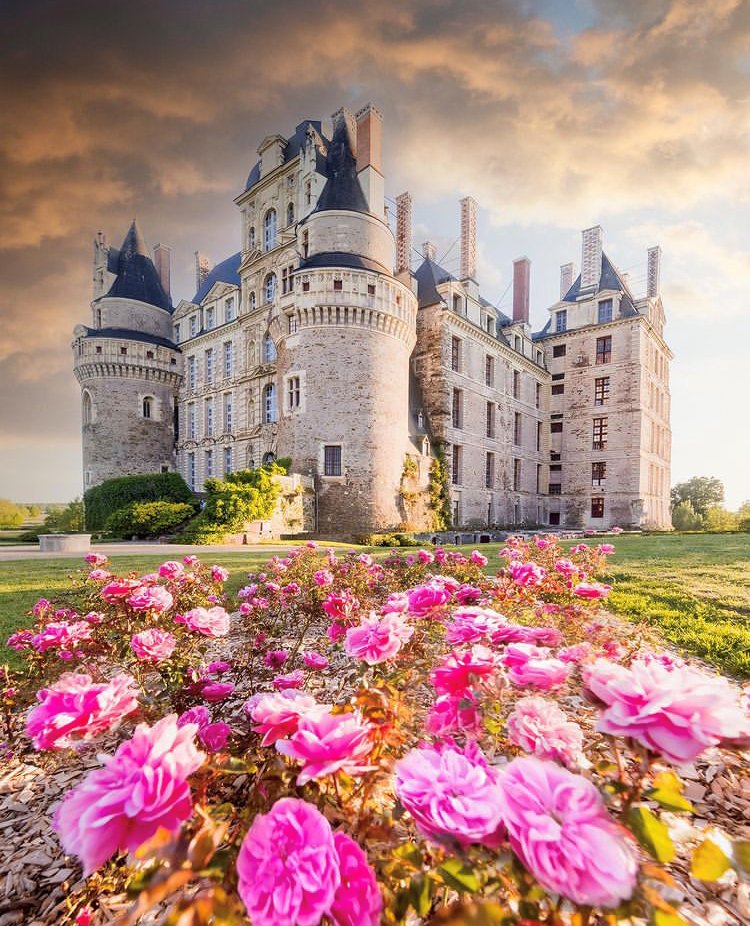 Château de Brissac, France
📸: Loïc Lagarde
#France 🇫🇷  #beautifuldestinations #chateau #chateauxdelaloire #hello_france  #valdeloire #brissac #castlesoftheworld #beautifulhotels #traveling  #travelphotography