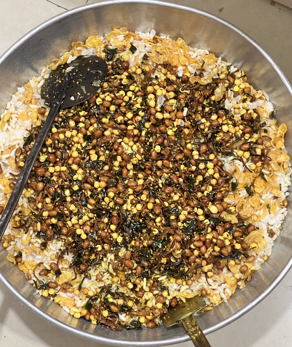 Jaldi se churhe ko mix kar leti hu fir guests ko bolna bhi hai ki maine banaya hai🪔