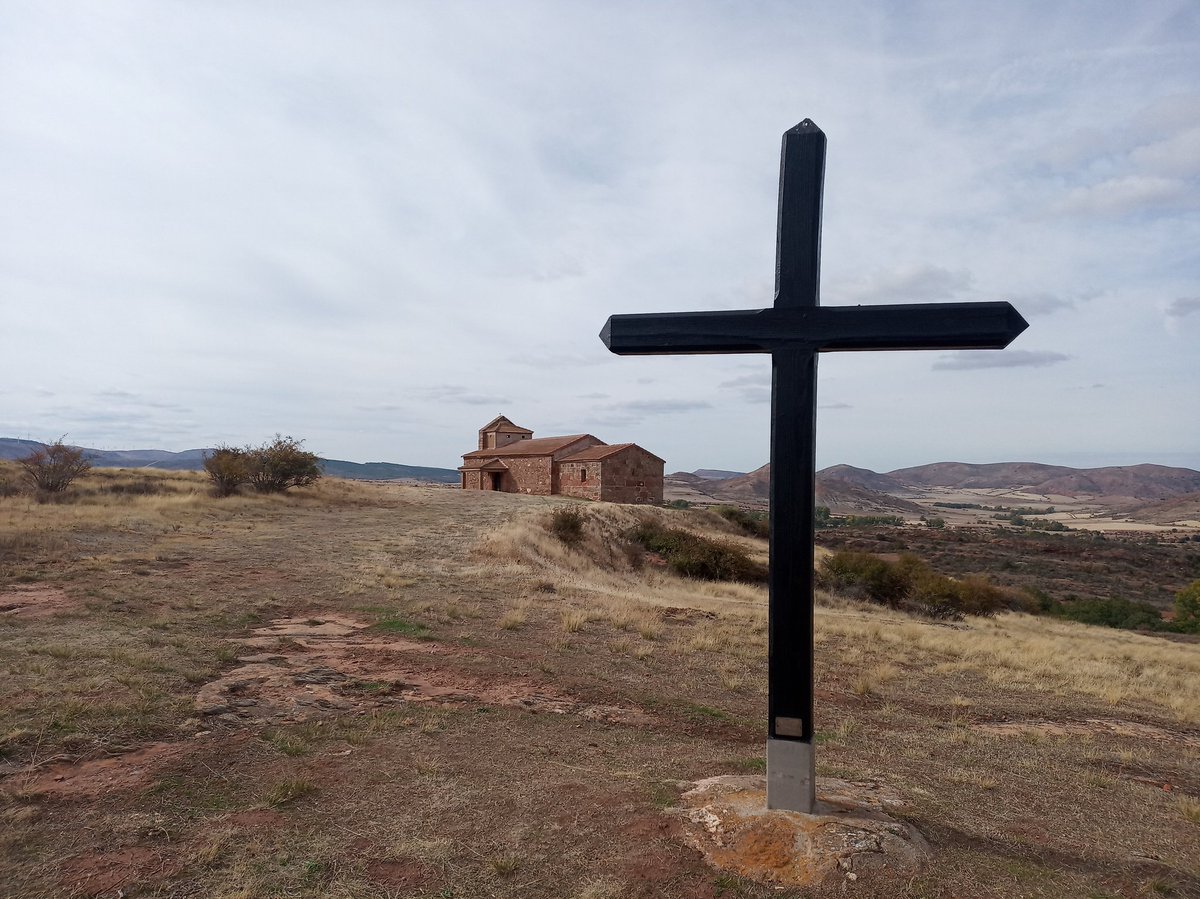 Carrajerute's tweet photo. Seguimos con los lunes del #proyecto52 de @mongeleon. Hoy #43de52, toca una imagen de #tercios. Creo que esta foto de la cruz frente a la ermita de Santa María de Castro cumple la regla de los tercios. https://t.co/ZuXmBj17E1