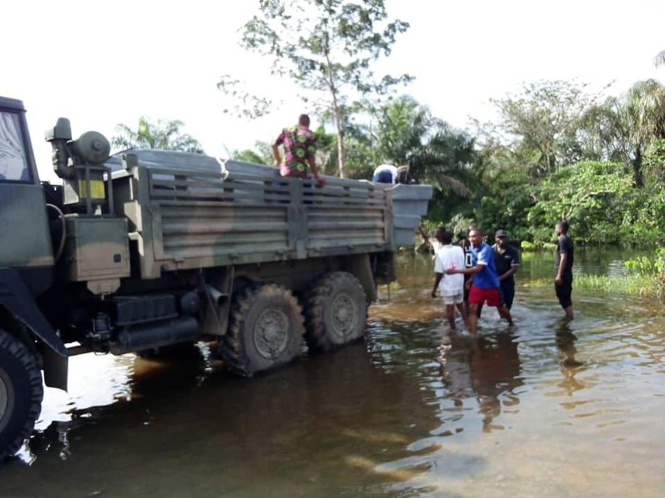 PHOTOS: @nemanigeria working with @NigerianNavy, @nrcs_ng and local volunteers helping evacuate flood-affected persons from Rivers and Bayelsa States through the East-West Road. Naval Teams led by Lt Cdr Sidi Ula (NNS Pathfinder) & Cdr Maclean Wokoma (NNS Soroh). #FloodSupportNG