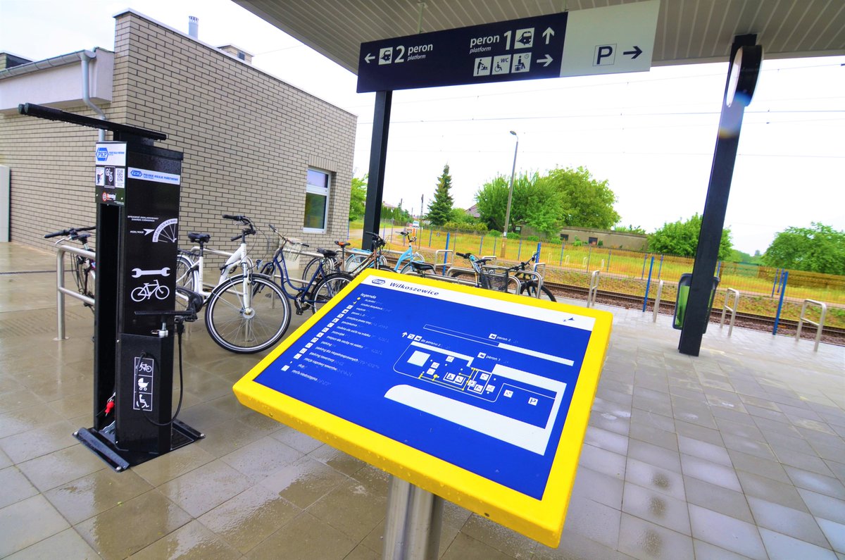 PKP_SA's tweet photo. 🚲 Dziś Międzynarodowe Święto Roweru! 🚅 Pociąg ➕🚴 Rower ➡ najbardziej ekologiczny środek transportu! To korzyść dla środowiska, ale także i naszego zdrowia. Pasażerowie mogą korzystać z niespełna 15 000 stojaków rowerowych przy #dworcach #PKP S.A. oraz stacjach kolejowych. https://t.co/YEnBpK6ulw