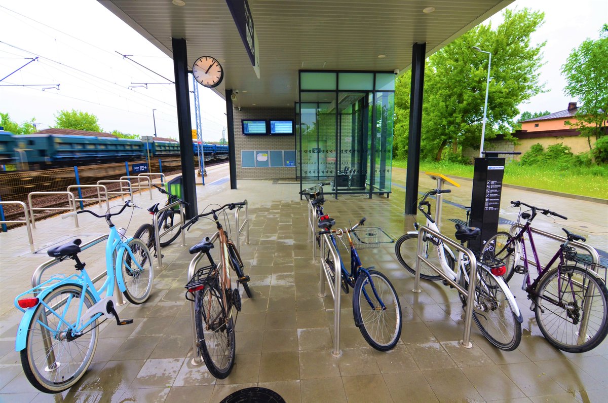 PKP_SA's tweet photo. 🚲 Dziś Międzynarodowe Święto Roweru! 🚅 Pociąg ➕🚴 Rower ➡ najbardziej ekologiczny środek transportu! To korzyść dla środowiska, ale także i naszego zdrowia. Pasażerowie mogą korzystać z niespełna 15 000 stojaków rowerowych przy #dworcach #PKP S.A. oraz stacjach kolejowych. https://t.co/YEnBpK6ulw