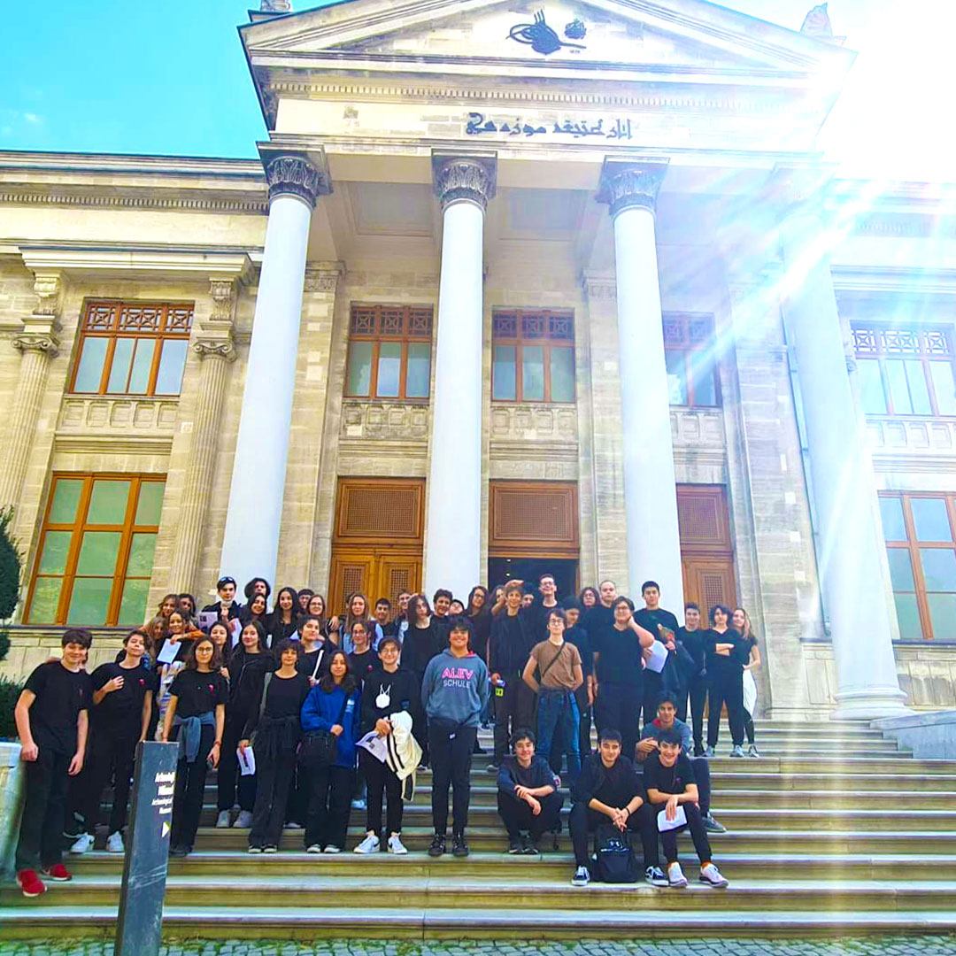 ALEVOKULLARI's tweet photo. Özel ALEV Lisesi olarak, tarih ve kimya dersleri disiplinler arası ortak çalışması kapsamında 10 Ekim 2022 tarihinde 9.sınıf öğrencilerimiz ile Gülhane Parkı içinde yer alan İstanbul İslam, Bilim ve Teknoloji Tarihi Müzesine ve ardından İstanbul Arkeoloji Müzesine gezi düzenledik https://t.co/vCJvHxjtHj