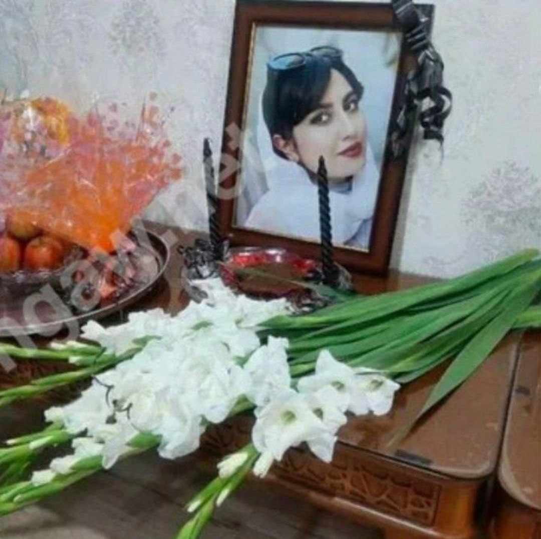 faezehabdipour's tweet photo. #نگین_عبدالملکی دانشجوی رشته مهندسی پزشکی دانشگاه صنعتی همدان و اهل قروه، روز ۲۰ مهر توی شهر همدان بر اثر ضربات باتوم خونریزی می‌کنه و وقتی برمی‌گرده خوابگاه میمیره.
مامورای امنیتی هم تهدید کردن که نگید ما کشتیمش، بگید تن ماهی مسموم خورده.

#مهسای_امینی https://t.co/PTAgv7zSUe