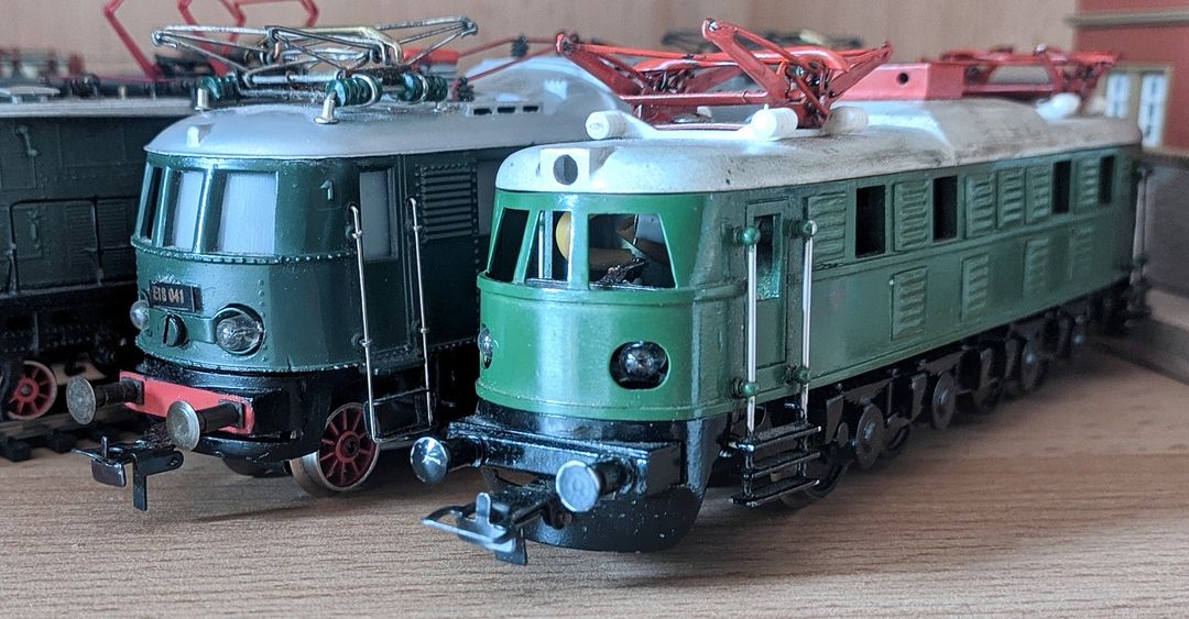 Herr_Filmkorn's tweet photo. Zweimal E 18 !
Links Märklin 3024 frisch überholt und fahrbereit und eine seltene Rehse E 18 ex-DDR um die 1950er welche morgen zu ihrem neuen Besitzer geht.
.
#Märklin #maerklin #tischbahn #vintagemodeltrains #tabletoptrack #modeltrain #modelltrain #vintagemodeltrains #h0 https://t.co/a4V8EJPG0v