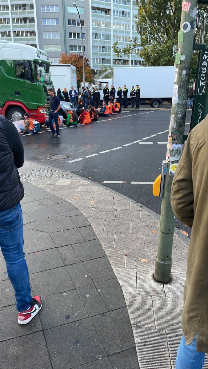 annakehm's tweet photo. #klimaaktivisten haben sich in Friedrichshain Stadteinwärts wieder an die Straße geklebt. Das hat denen jetzt voll was gebracht, super. Und ich muss auch gar nicht zur Arbeit. https://t.co/sKaScbQbhV