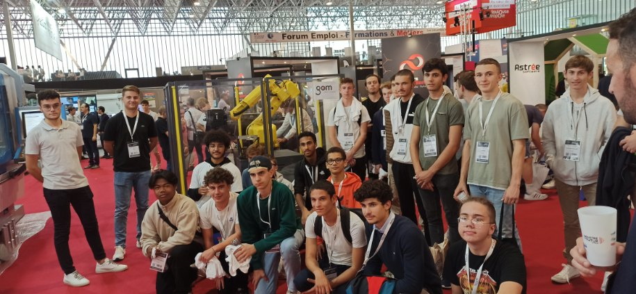 LyceeBourdelle's tweet photo. A la découverte des métiers de l'industrie au salon @SalonSiane  : usine du futur, véhicule innovant, développement durable. @LyceeBourdelle se renseigne pour son projet d'orientation et d'emploi.#BTSCPRD, #STI2D, #EDSSI. @actoulouse, @DSDEN82 https://t.co/pnwEWJyBwj