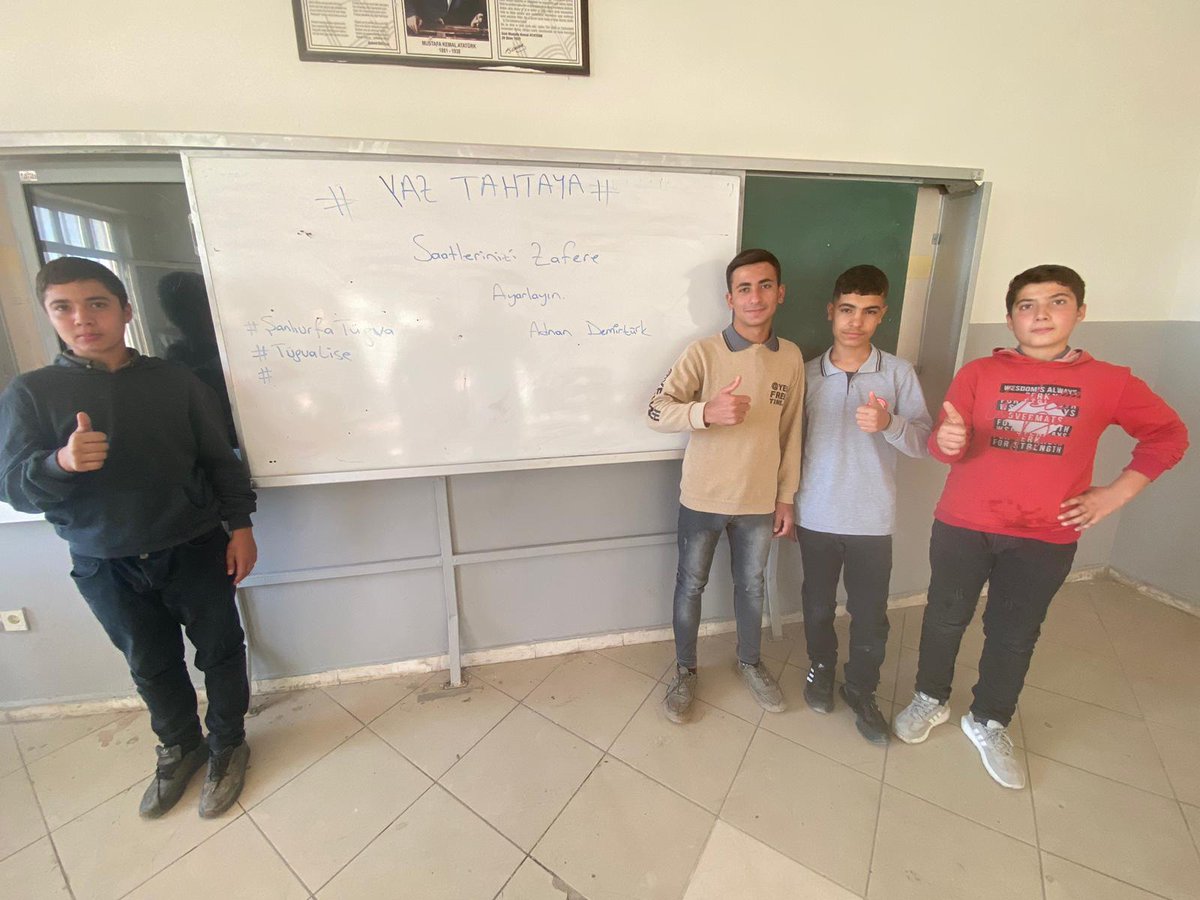 TugvaSanliurfa's tweet photo. Saatlerini kardan aydınlık sabaha ayarlayıp, o kutlu gün için mücadele edenlere selam olsun!🖐

Saatleriniz hazırsa, yazılmadık tahta bırakmıyoruz.✍️

#YazTahtaya https://t.co/Fj1Fa68lr1