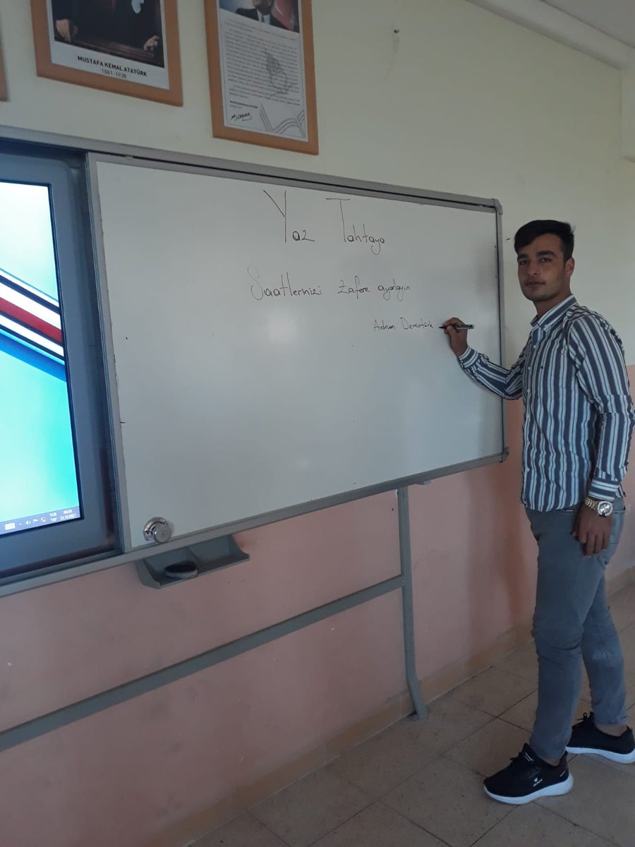TugvaSanliurfa's tweet photo. Saatlerini kardan aydınlık sabaha ayarlayıp, o kutlu gün için mücadele edenlere selam olsun!🖐

Saatleriniz hazırsa, yazılmadık tahta bırakmıyoruz.✍️

#YazTahtaya https://t.co/Fj1Fa68lr1