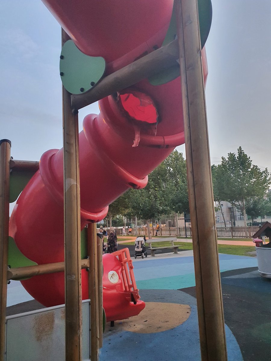 es_trull's tweet photo. Més de 8 mesos fa que el parc des Fameliar de @staeularia està en aquest estat.... més de 8 mesos.... https://t.co/YUFnDHp9XQ